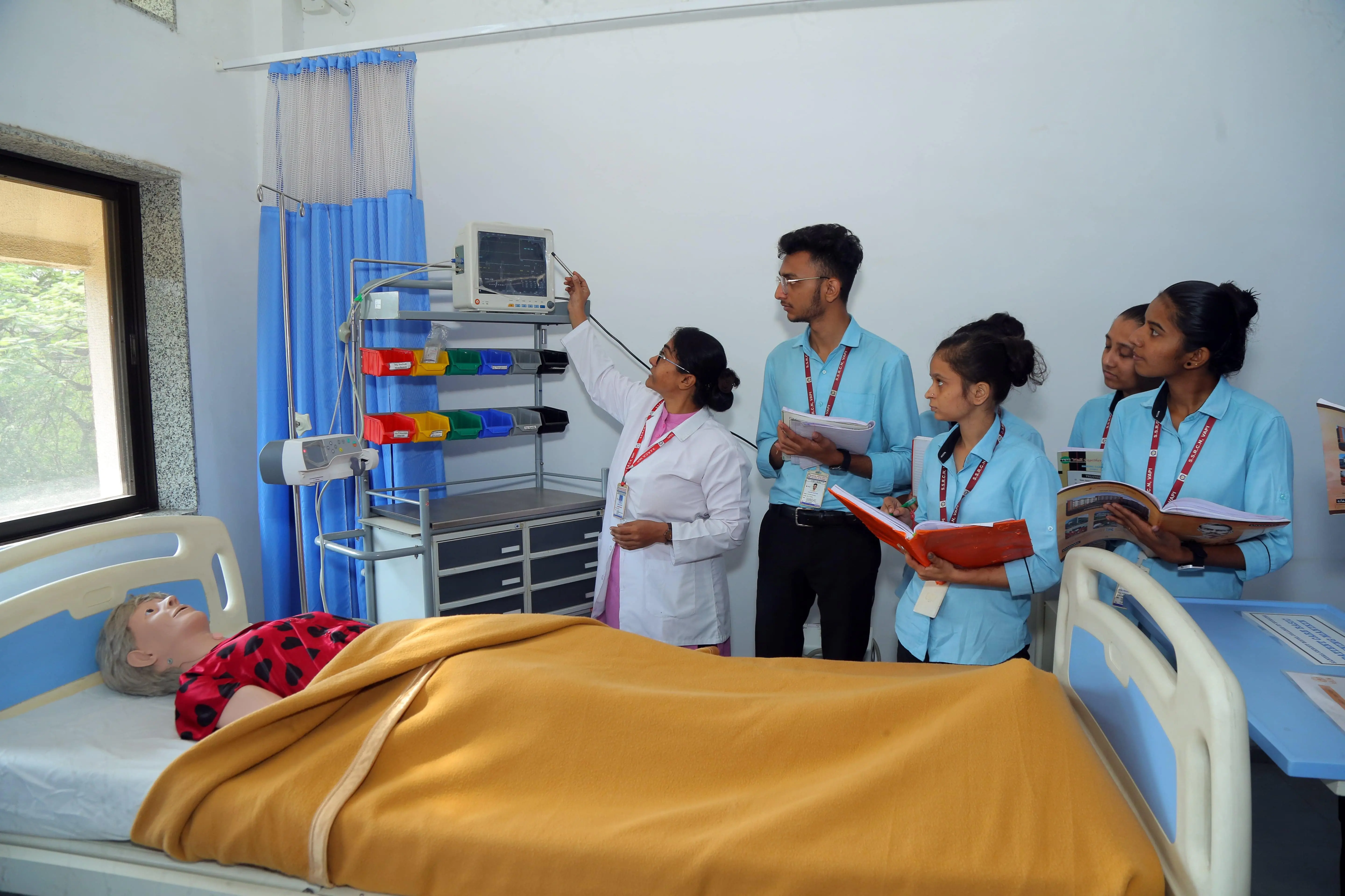 teaching-student-to-examen-patient